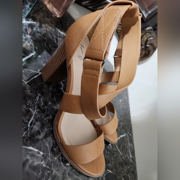 Simply Vera Wang heels - Picture 7 of 8